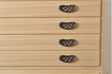 中古　民芸家具　品の良い佇まいが魅力的な国産の桐箪笥(引き出し、チェスト、桐たんす)(R-047212)