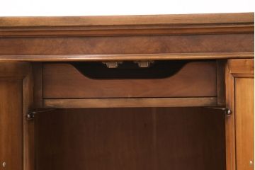ヴィンテージ　海外輸入家具　取っ手のデザインがユニークなサイドキャビネット(収納棚、飾り台、ビンテージ)(R-047222)
