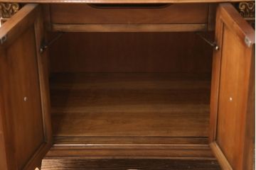ヴィンテージ　海外輸入家具　取っ手のデザインがユニークなサイドキャビネット(収納棚、飾り台、ビンテージ)(R-047222)