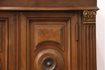ヴィンテージ　海外輸入家具　取っ手のデザインがユニークなサイドキャビネット(収納棚、飾り台、ビンテージ)(R-047222)
