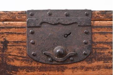 和製アンティーク　総桐材製　古びた風合いの金具と渋い木肌が格好良い衣装箪笥(時代箪笥、引き出し、チェスト)(R-047230)