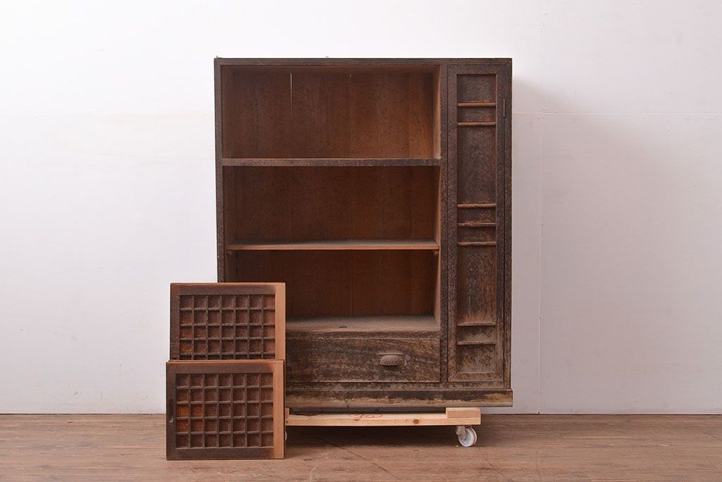 和製アンティーク　ヒノキ材の使い込まれた風合いと升格子が趣あふれる収納棚(下駄箱、戸棚、キャビネット)(R-047233)