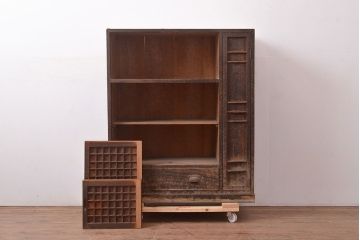 和製アンティーク　ヒノキ材の使い込まれた風合いと升格子が趣あふれる収納棚(下駄箱、戸棚、キャビネット)(R-047233)