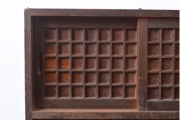 和製アンティーク　ヒノキ材の使い込まれた風合いと升格子が趣あふれる収納棚(下駄箱、戸棚、キャビネット)(R-047233)