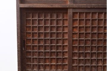 和製アンティーク　ヒノキ材の使い込まれた風合いと升格子が趣あふれる収納棚(下駄箱、戸棚、キャビネット)(R-047233)