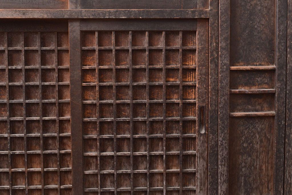 和製アンティーク　ヒノキ材の使い込まれた風合いと升格子が趣あふれる収納棚(下駄箱、戸棚、キャビネット)(R-047233)