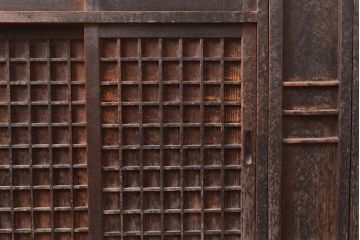 和製アンティーク　ヒノキ材の使い込まれた風合いと升格子が趣あふれる収納棚(下駄箱、戸棚、キャビネット)(R-047233)