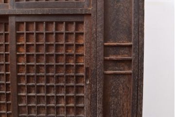 和製アンティーク　ヒノキ材の使い込まれた風合いと升格子が趣あふれる収納棚(下駄箱、戸棚、キャビネット)(R-047233)