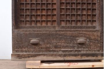 和製アンティーク　ヒノキ材の使い込まれた風合いと升格子が趣あふれる収納棚(下駄箱、戸棚、キャビネット)(R-047233)