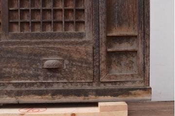 和製アンティーク　ヒノキ材の使い込まれた風合いと升格子が趣あふれる収納棚(下駄箱、戸棚、キャビネット)(R-047233)