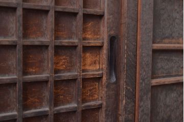 和製アンティーク　ヒノキ材の使い込まれた風合いと升格子が趣あふれる収納棚(下駄箱、戸棚、キャビネット)(R-047233)