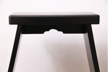 和製アンティーク　当店でペイントを施したかっこ良い佇まいの踏み台(ステップ、飾り台、花台)(R-047237)
