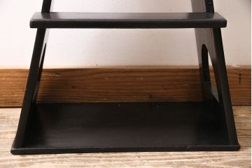 和製アンティーク　当店でペイントを施したかっこ良い佇まいの踏み台(ステップ、飾り台、花台)(R-047237)