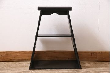 和製アンティーク　当店でペイントを施したかっこ良い佇まいの踏み台(ステップ、飾り台、花台)(R-047237)