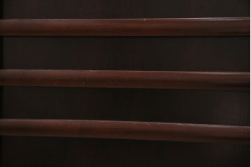 中古　赤みがかった木肌が上品な民芸家具の戸棚(茶棚、水屋箪笥、松本民芸家具)(R-047238)
