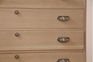 中古　伝統工芸　衣装盆付き　梅の花の意匠金具が上品な加茂総桐箪笥(総桐たんす、着物箪笥、収納箪笥、整理箪笥、和たんす)(R-047241)