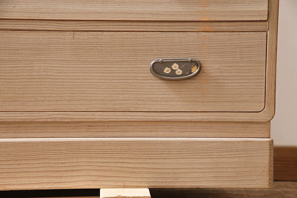 中古　伝統工芸　衣装盆付き　梅の花の意匠金具が上品な加茂総桐箪笥(総桐たんす、着物箪笥、収納箪笥、整理箪笥、和たんす)(R-047241)