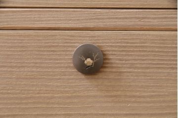 中古　伝統工芸　衣装盆付き　梅の花の意匠金具が上品な加茂総桐箪笥(総桐たんす、着物箪笥、収納箪笥、整理箪笥、和たんす)(R-047241)