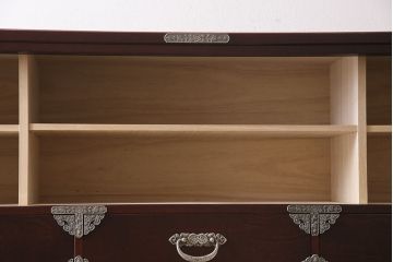 中古　民芸家具　濃い色合いの木肌に優美な牡丹金具が映える箪笥サイドボード(収納棚、テレビボード)(R-047244)