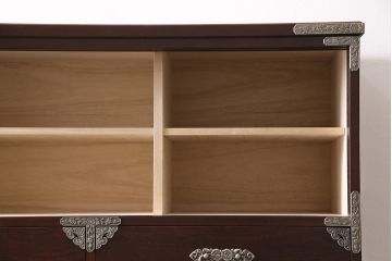 中古　民芸家具　濃い色合いの木肌に優美な牡丹金具が映える箪笥サイドボード(収納棚、テレビボード)(R-047244)