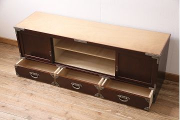 中古　民芸家具　濃い色合いの木肌に優美な牡丹金具が映える箪笥サイドボード(収納棚、テレビボード)(R-047244)