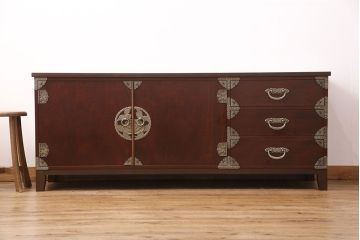 中古　民芸家具　衣装盆付き　濃い色合いの木肌に優美な牡丹金具が映える箪笥サイドボード(着物箪笥、和タンス、引き出し)(R-047245)