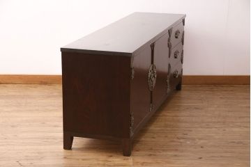 中古　民芸家具　衣装盆付き　濃い色合いの木肌に優美な牡丹金具が映える箪笥サイドボード(着物箪笥、和タンス、引き出し)(R-047245)