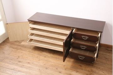 中古　民芸家具　衣装盆付き　濃い色合いの木肌に優美な牡丹金具が映える箪笥サイドボード(着物箪笥、和タンス、引き出し)(R-047245)
