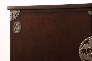 中古　民芸家具　衣装盆付き　濃い色合いの木肌に優美な牡丹金具が映える箪笥サイドボード(着物箪笥、和タンス、引き出し)(R-047245)