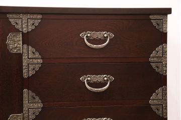 中古　民芸家具　衣装盆付き　濃い色合いの木肌に優美な牡丹金具が映える箪笥サイドボード(着物箪笥、和タンス、引き出し)(R-047245)