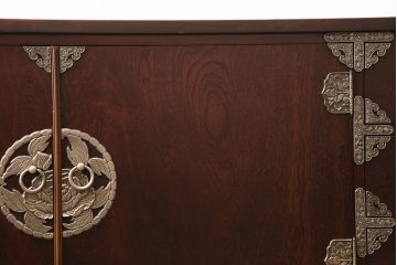 中古　民芸家具　衣装盆付き　濃い色合いの木肌に優美な牡丹金具が映える箪笥サイドボード(着物箪笥、和タンス、引き出し)(R-047245)
