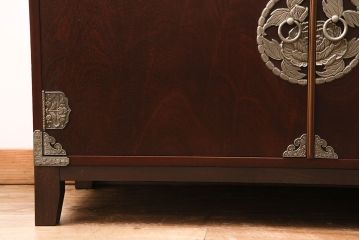 中古　民芸家具　衣装盆付き　濃い色合いの木肌に優美な牡丹金具が映える箪笥サイドボード(着物箪笥、和タンス、引き出し)(R-047245)