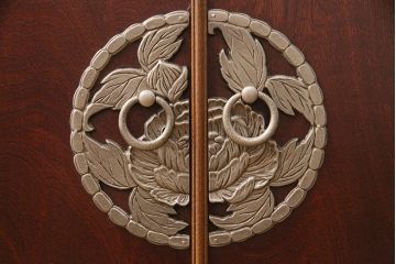 中古　民芸家具　衣装盆付き　濃い色合いの木肌に優美な牡丹金具が映える箪笥サイドボード(着物箪笥、和タンス、引き出し)(R-047245)