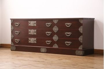中古　民芸家具　濃い色合いの木肌に優美な牡丹金具が映える箪笥ローチェスト(和タンス、引き出し)(R-047246)