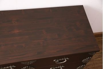 中古　民芸家具　濃い色合いの木肌に優美な牡丹金具が映える箪笥ローチェスト(和タンス、引き出し)(R-047246)