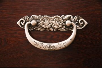 中古　民芸家具　濃い色合いの木肌に優美な牡丹金具が映える箪笥ローチェスト(和タンス、引き出し)(R-047246)