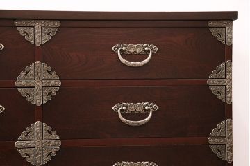中古　民芸家具　濃い色合いの木肌に優美な牡丹金具が映える箪笥ローチェスト(和タンス、引き出し)(R-047246)