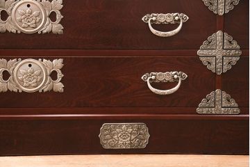 中古　民芸家具　濃い色合いの木肌に優美な牡丹金具が映える箪笥ローチェスト(和タンス、引き出し)(R-047246)