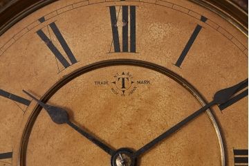 アンティーク時計　PENDULUM OCTAGON　細かい彫が上品さを演出する八角合長のゼンマイ式掛け時計(振り子時計、柱時計)(R-047248)