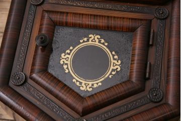 アンティーク時計　PENDULUM OCTAGON　細かい彫が上品さを演出する八角合長のゼンマイ式掛け時計(振り子時計、柱時計)(R-047248)