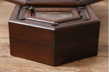 アンティーク時計　PENDULUM OCTAGON　細かい彫が上品さを演出する八角合長のゼンマイ式掛け時計(振り子時計、柱時計)(R-047248)