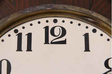 アンティーク時計 電池式　針のデザインがお洒落な八角柱時計(掛け時計)(R-047249)