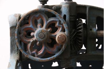 ジャンク品 アンティーク雑貨 帝農社製 T.N.ICE PLANER ミカド式 レトロで凝ったデザインが魅力的な手動式かき氷機(氷削機、手回し、ディスプレイ)(R-047251)