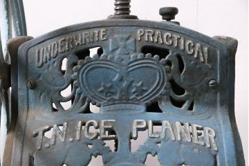 ジャンク品 アンティーク雑貨 帝農社製 T.N.ICE PLANER ミカド式 レトロで凝ったデザインが魅力的な手動式かき氷機(氷削機、手回し、ディスプレイ)(R-047251)