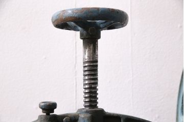 ジャンク品　アンティーク雑貨　帝農社製　T.N.ICE PLANER　ミカド式　レトロで凝ったデザインが魅力的な手動式かき氷機(氷削機、手回し、ディスプレイ)(R-047251)
