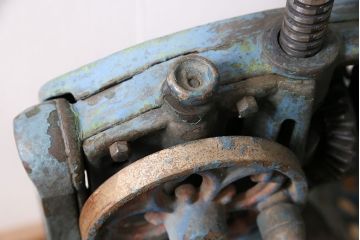ジャンク品　アンティーク雑貨　帝農社製　T.N.ICE PLANER　ミカド式　レトロで凝ったデザインが魅力的な手動式かき氷機(氷削機、手回し、ディスプレイ)(R-047251)