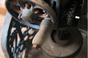 ジャンク品　アンティーク雑貨　帝農社製　T.N.ICE PLANER　ミカド式　レトロで凝ったデザインが魅力的な手動式かき氷機(氷削機、手回し、ディスプレイ)(R-047251)