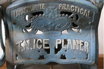 ジャンク品　アンティーク雑貨　帝農社製　T.N.ICE PLANER　ミカド式　レトロで凝ったデザインが魅力的な手動式かき氷機(氷削機、手回し、ディスプレイ)(R-047251)