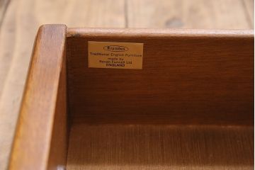 イギリスビンテージ　BEVAN FUNNELL(ベヴァン・ファンネル)　ウォールナット　バーズアイの杢目が高級な雰囲気を高めるリビングボード(スモールチェスト、収納棚、サイドボード)(R-047252)