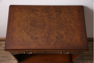 イギリスビンテージ　BEVAN FUNNELL(ベヴァン・ファンネル)　ウォールナット　バーズアイの杢目が高級な雰囲気を高めるリビングボード(スモールチェスト、収納棚、サイドボード)(R-047252)